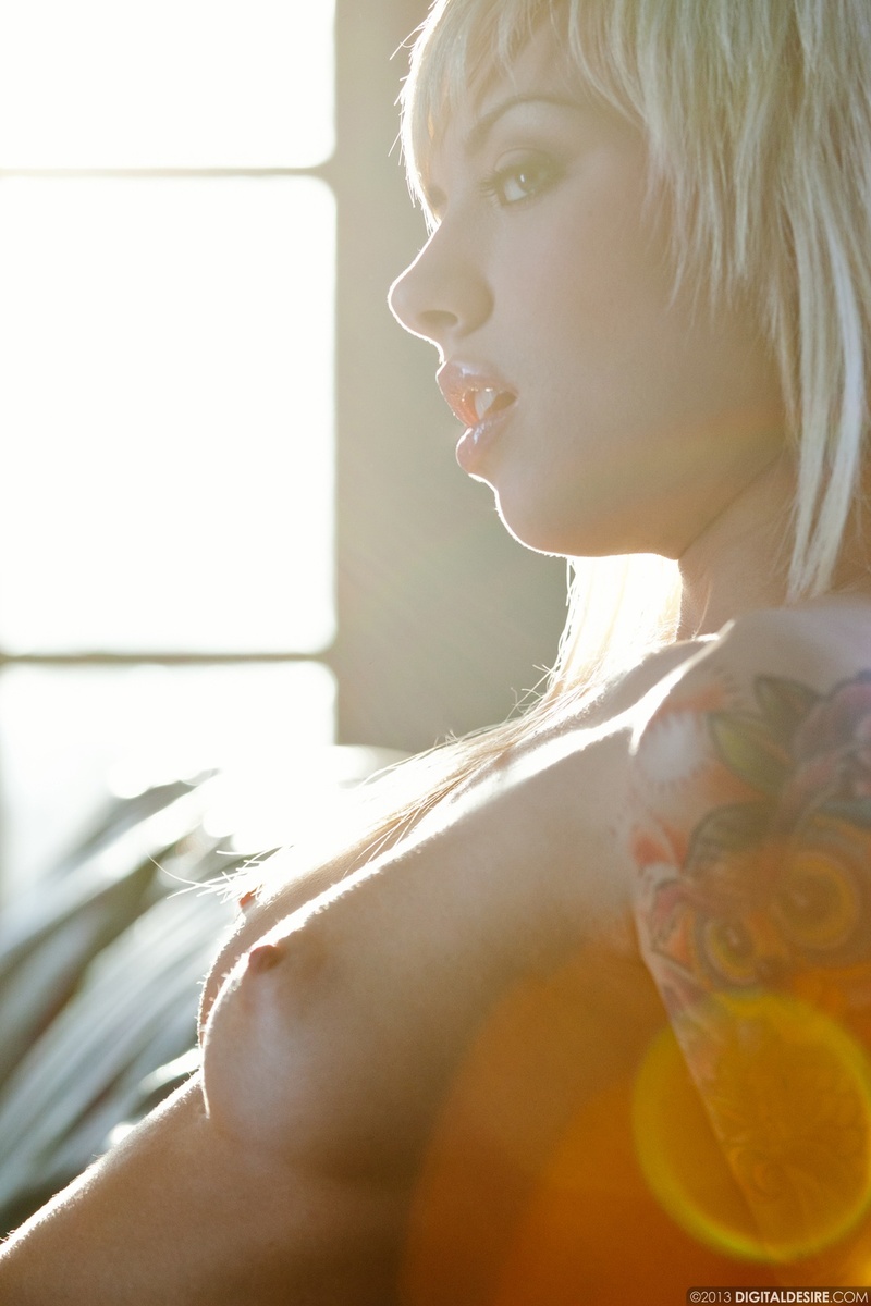 Tattooed Emma Mae Drops Her Bra-09