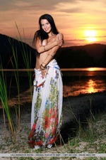 Naked Gitl Lola Marron Posing By The Sunset-06