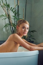 Nancy Masturbating In The Bathtub-08
