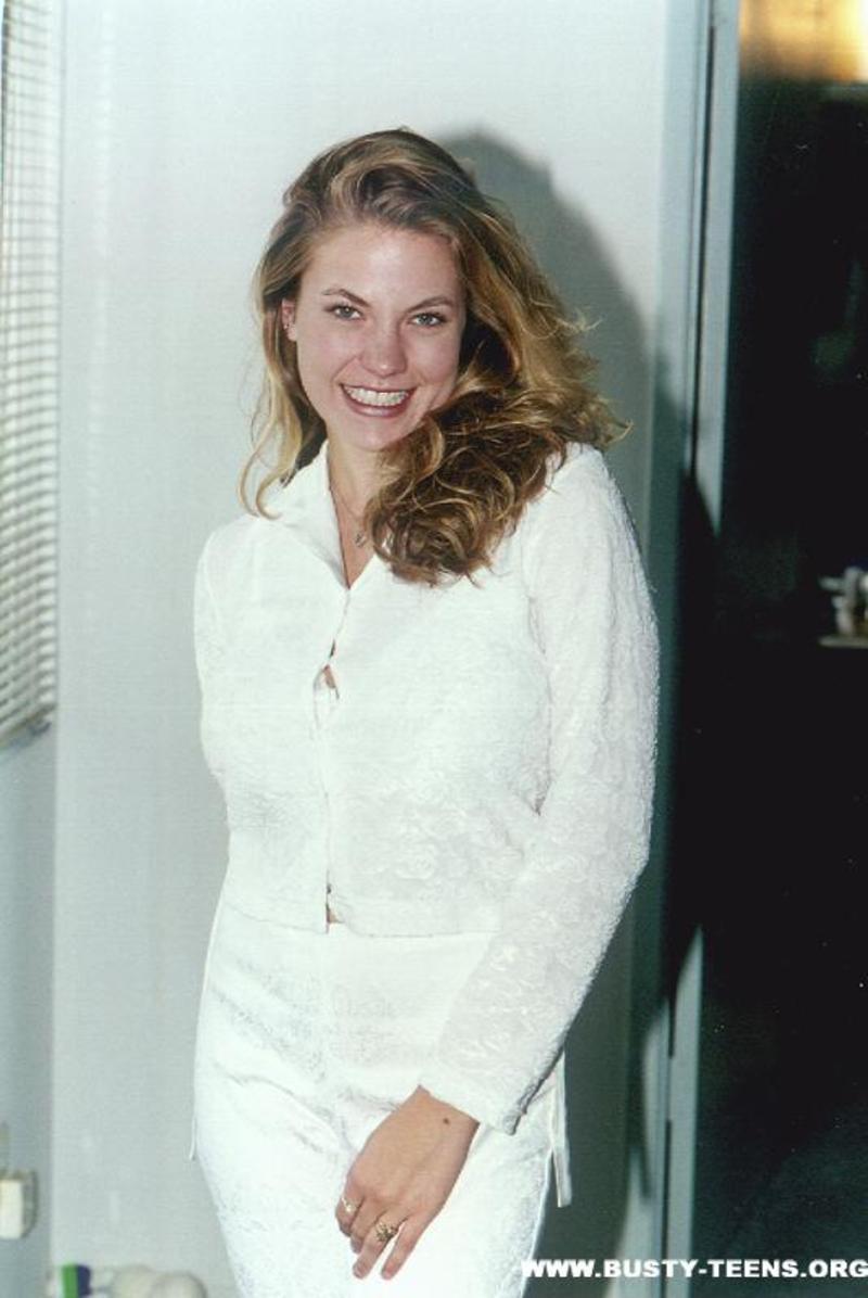 Natural busty blonde shows her big boobs-00