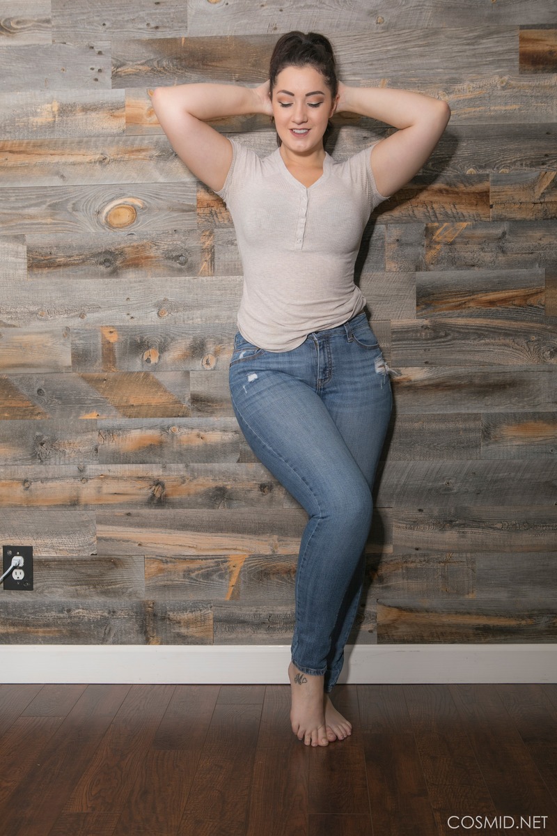 Lexi Lloyd Has Really Beautiful Big Tits-01