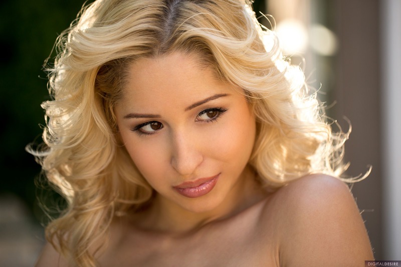 Hot Blonde Goldie Gets Nude-01