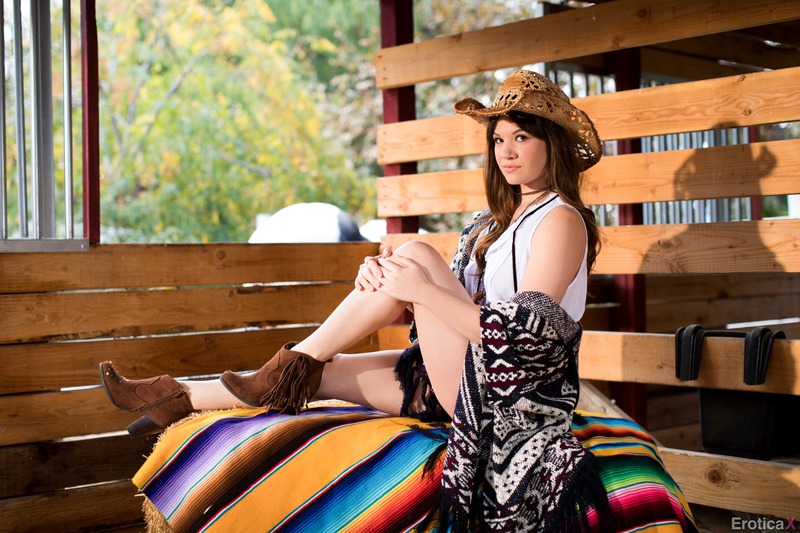 Alison Rey Posing On A Farm-02