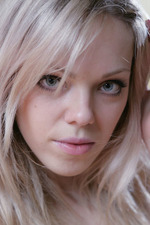 Busty Blonde Lola-02