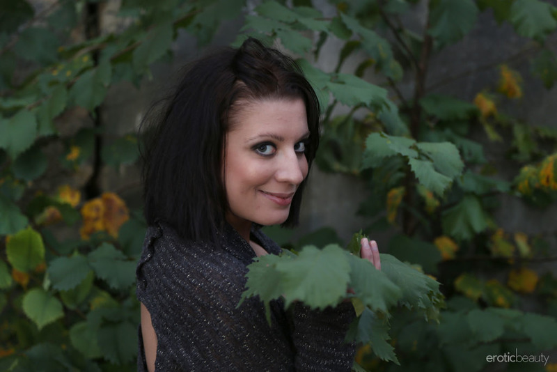 Teresse Bizzarre Shows Her Big Tits-07