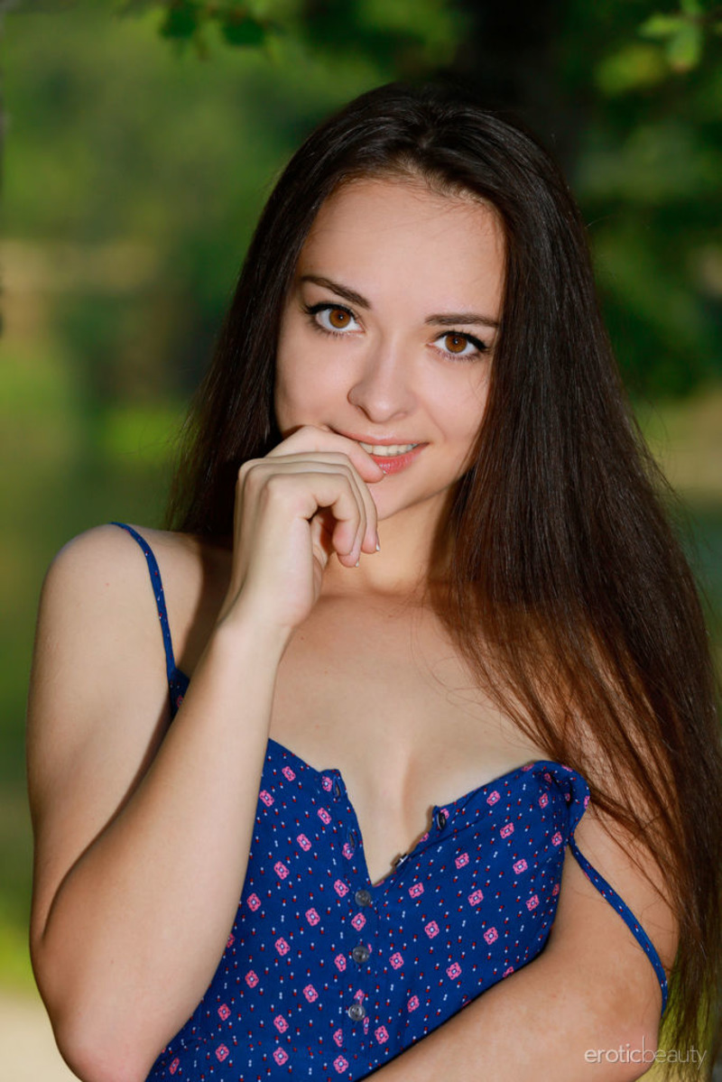 Chanel C Is Naked Outdoors-01