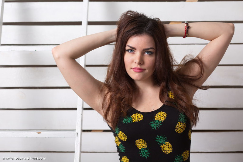 Sweet Natural Brunette Chick-05