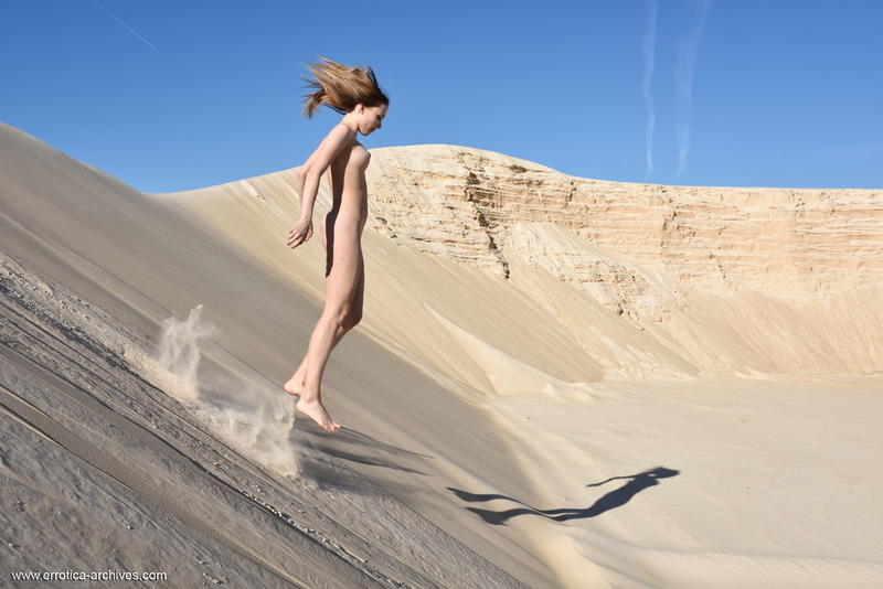 Maxa Posing Naked In The Desert-03