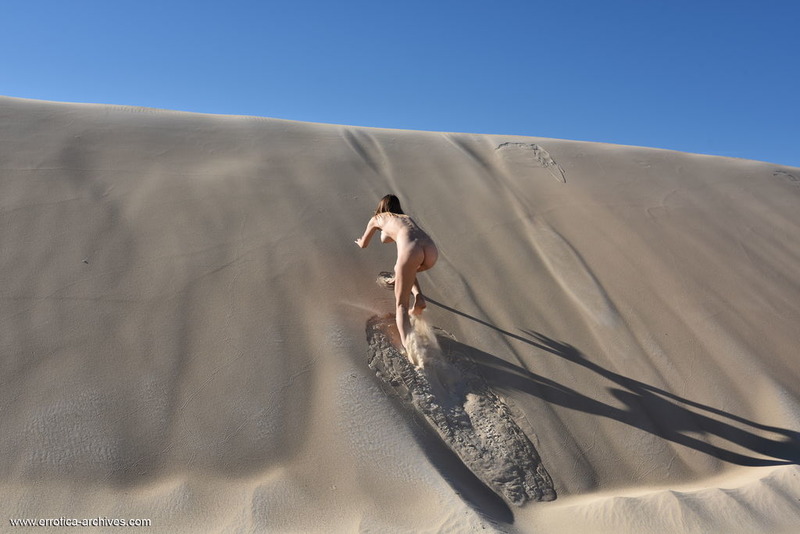 Maxa Posing Naked In The Desert-08