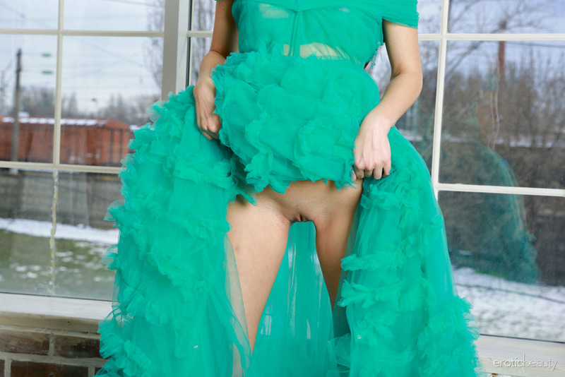 Rosie Lauren Stripping-12