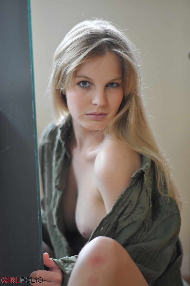 Rose Wears Only A Shirt-09