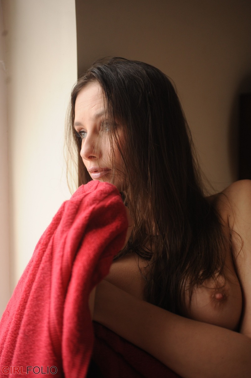 Lola Dries Off After Her Morning Shower-04