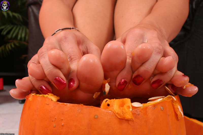 Naked pumpkin carver gets sexy messy Eve Angel-07
