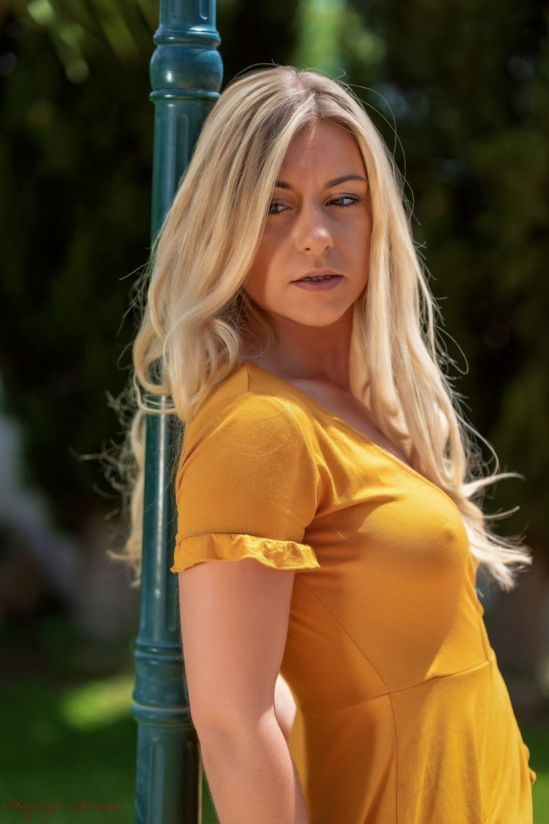 Elle Hunter In Sexy Summer Dress-03