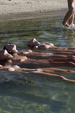 Naked sexy beach girls-02