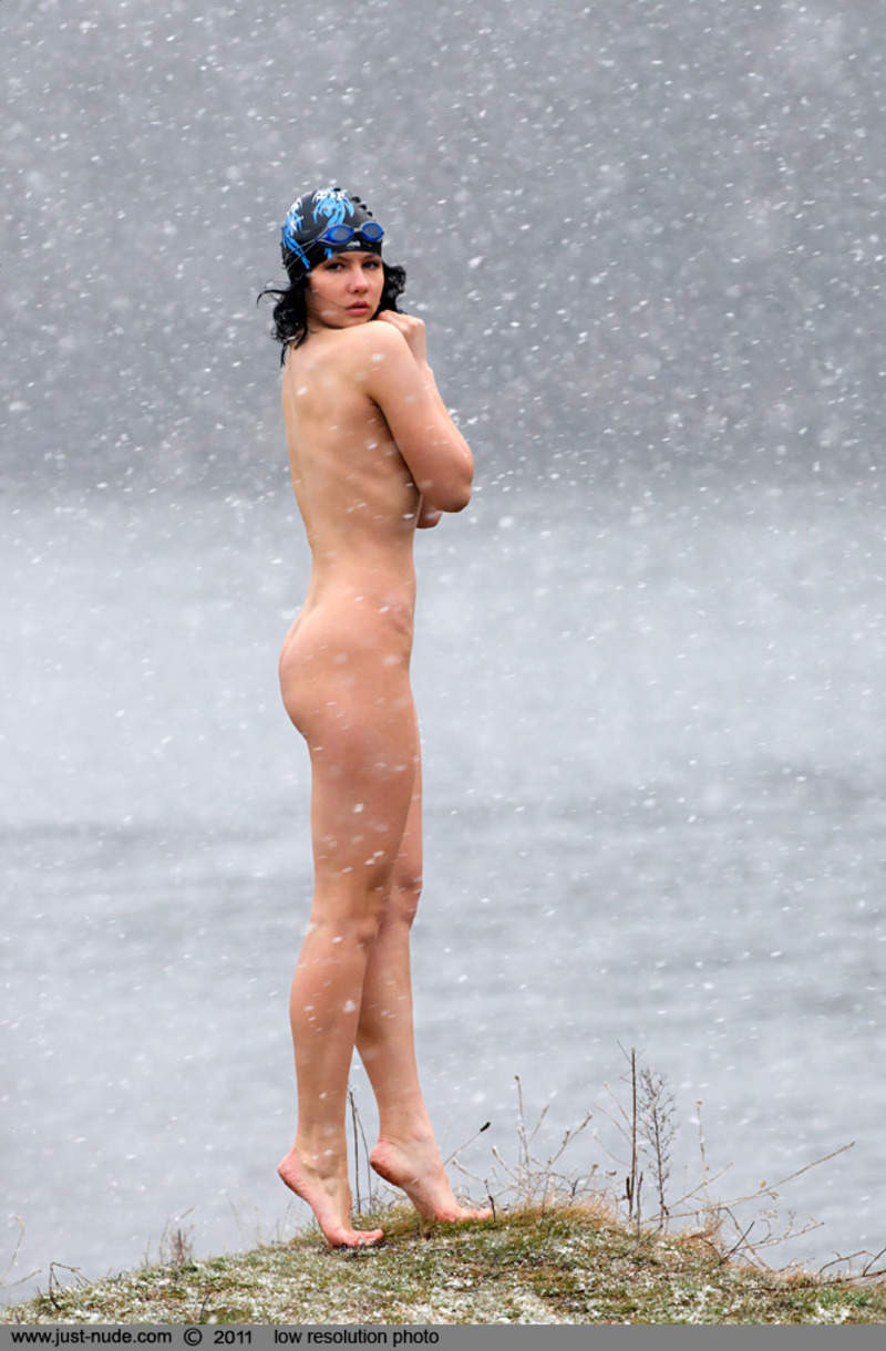 Nakedness in the freezing forest-14