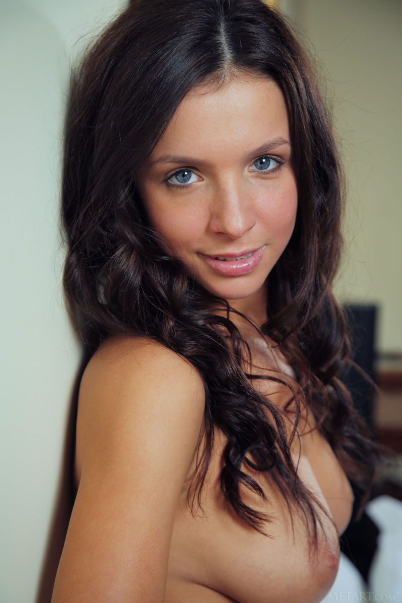 Naked Blue Eyed Gillian-06