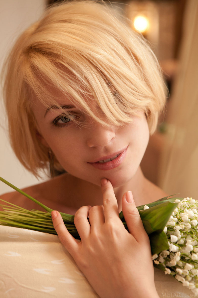 Blond Teen Girl Exposes Her Shaved Pussy-16