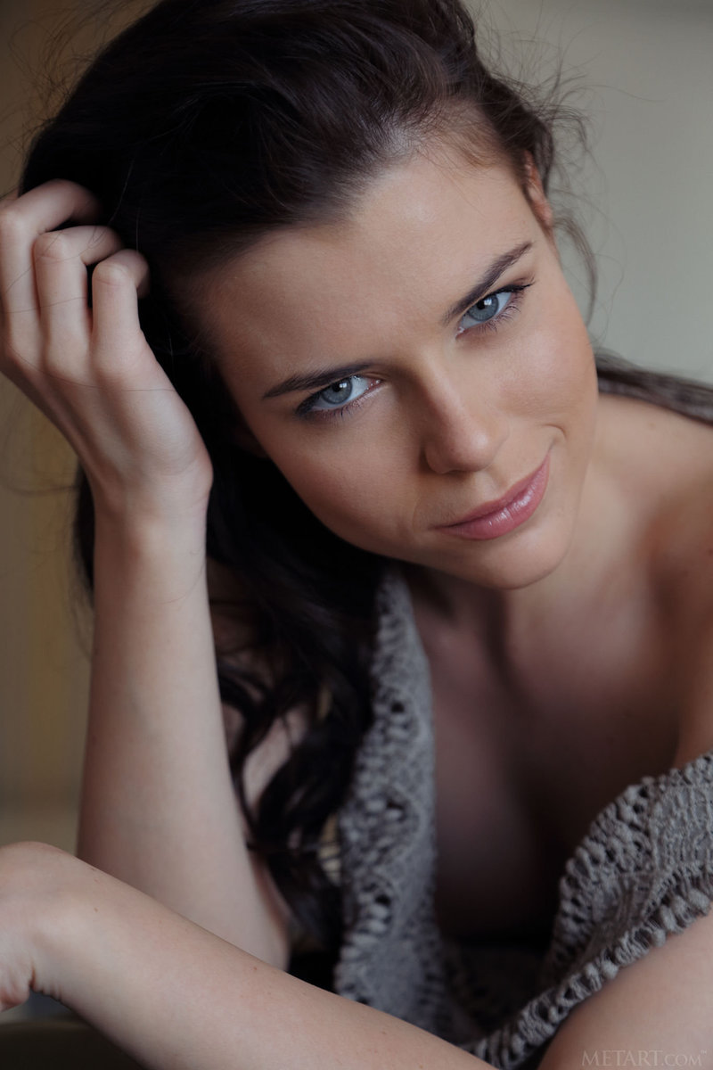 Valeia Has Perky Tits And Blue Eyes-02