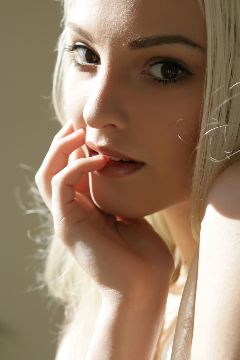 Naked Lovely Kira-00