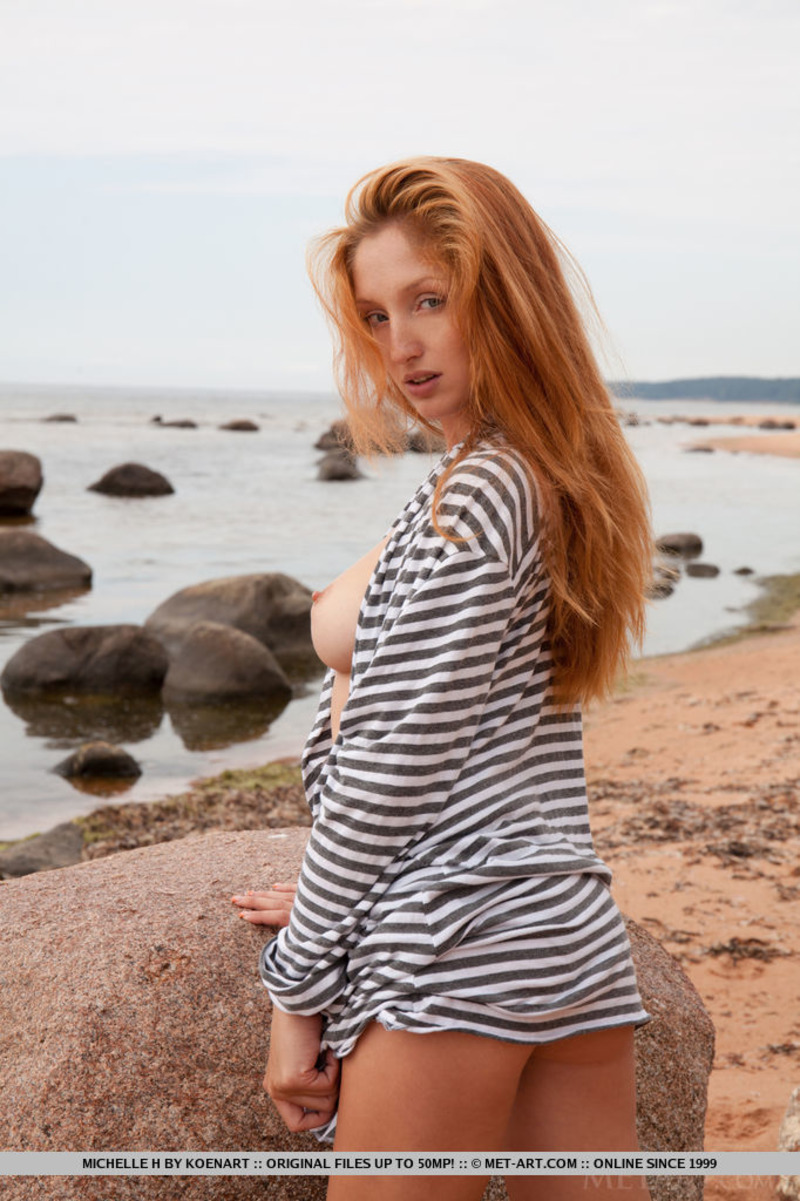 Naked Redhead Michelle Posing By The Sea-02