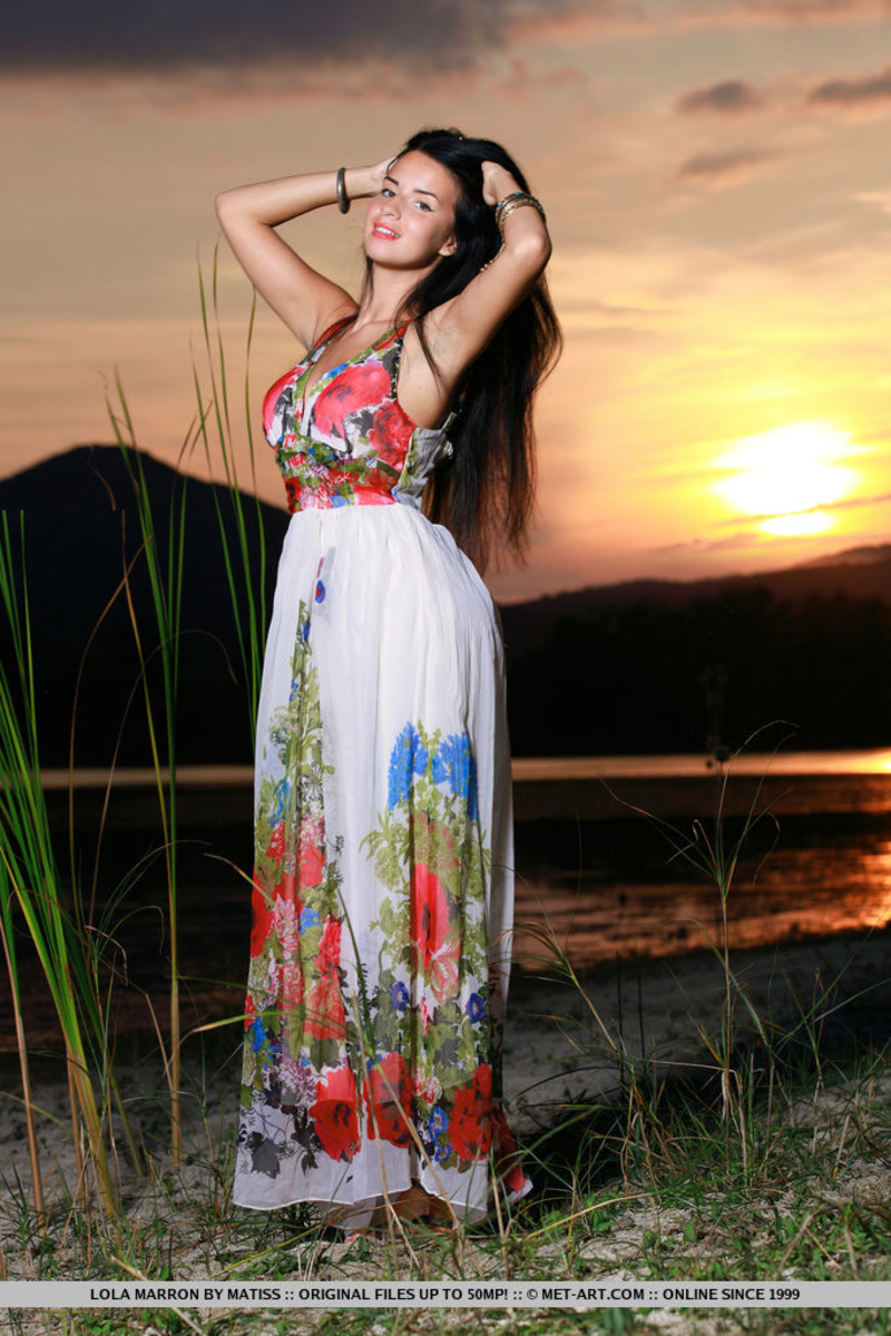 Naked Gitl Lola Marron Posing By The Sunset-12
