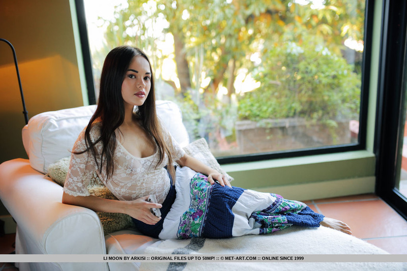 Stunning Li Moon Shows Her Talents-12
