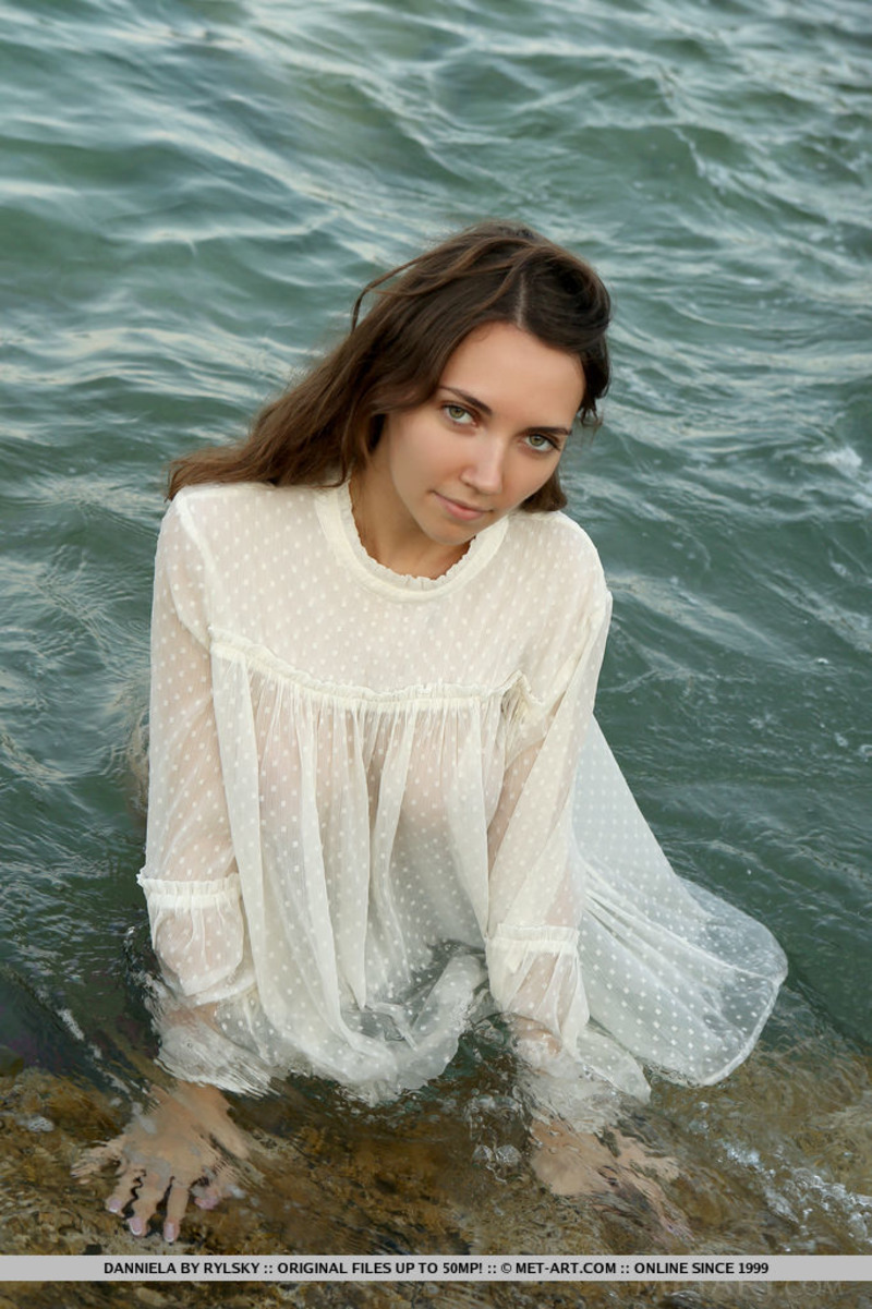 Hot Natural Danniela Shows Her Perfect Tits By The Sea-16