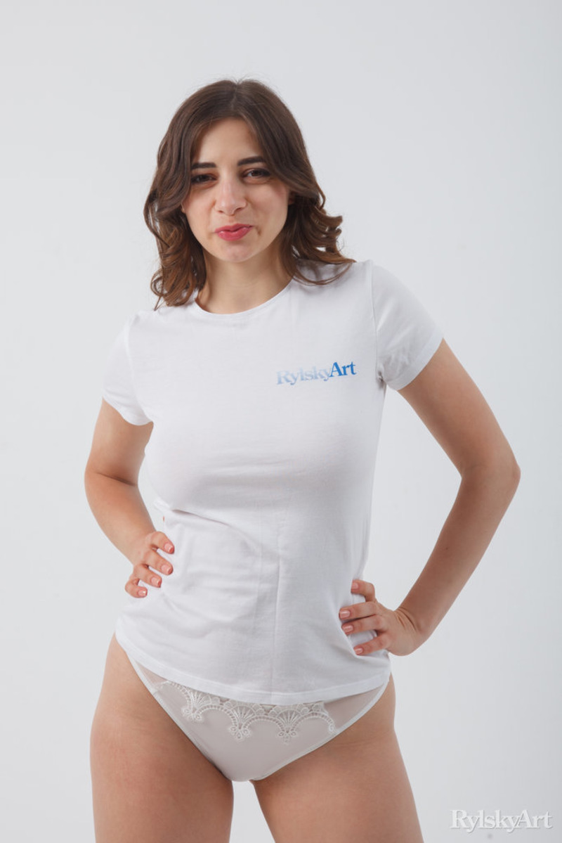 Busty Elle Mira Gets Nude-07