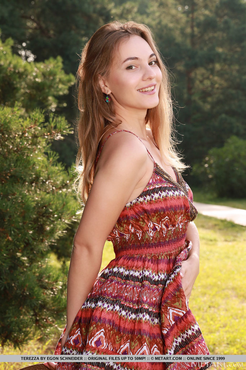 Terezza Gets Naked Outdoors-15