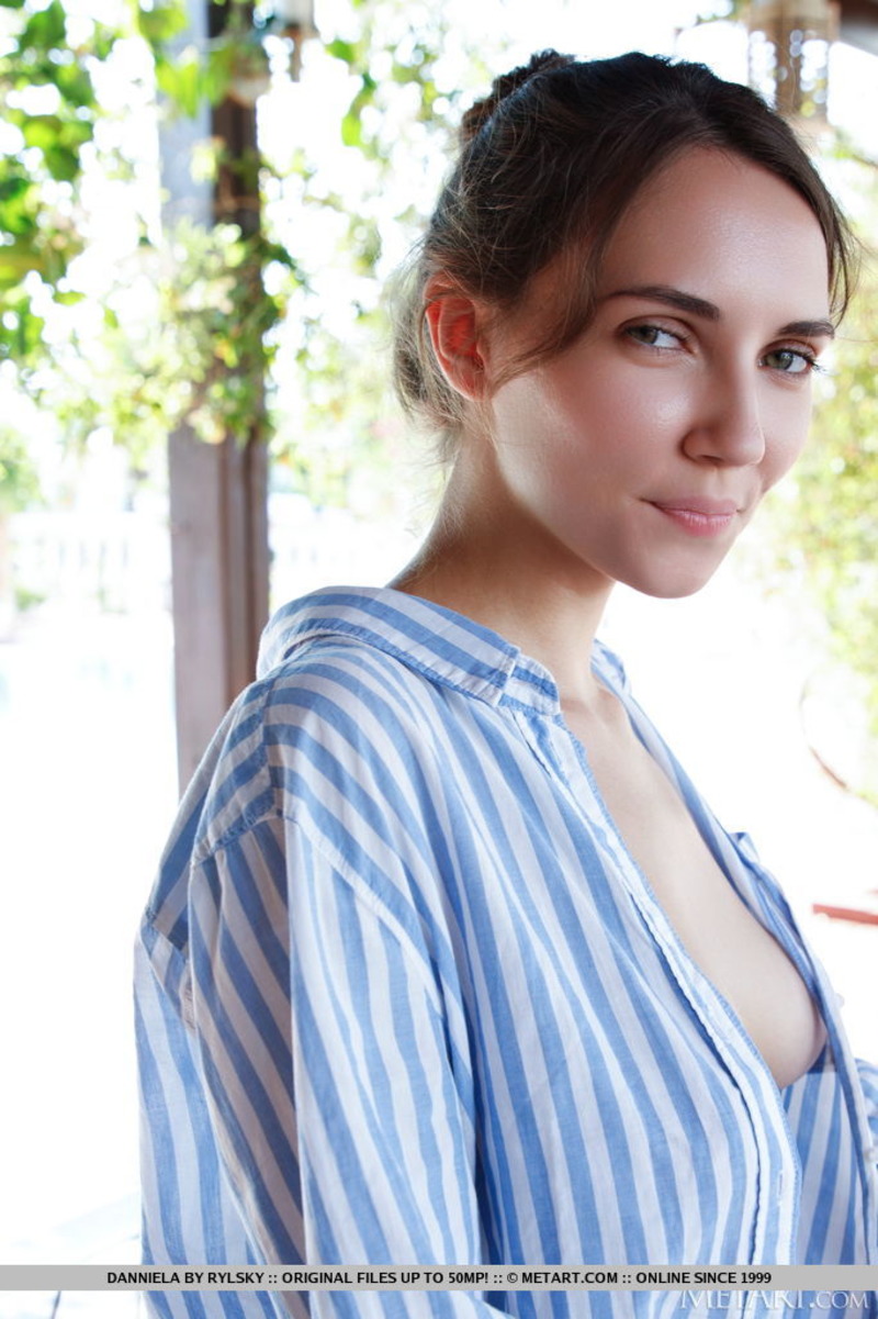 Sexy Danniela Posing Outdoors-08