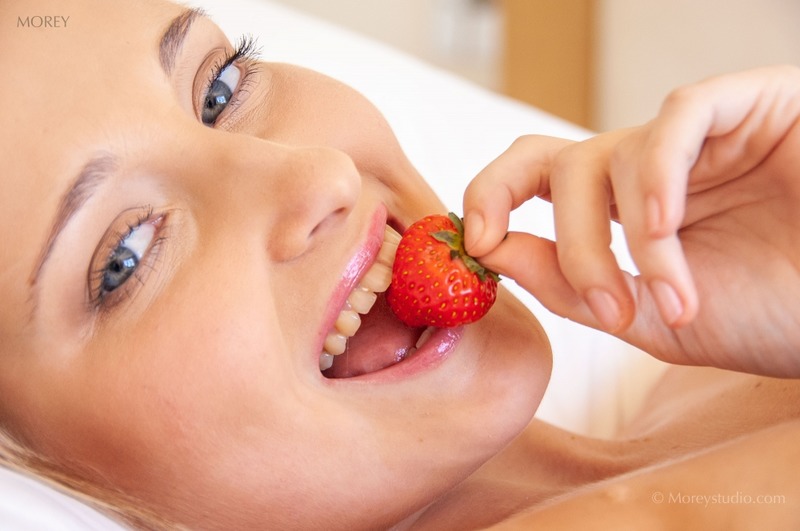 Diamond Playing With Strawberry-05