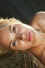 Naked blonde in Sea of Seduction-00