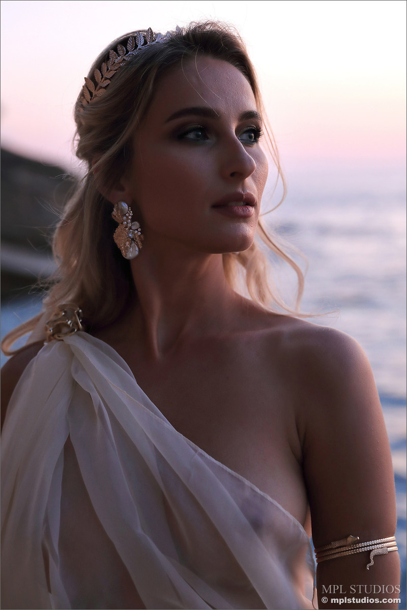 Cara Mell Posing As Aphrodite-03