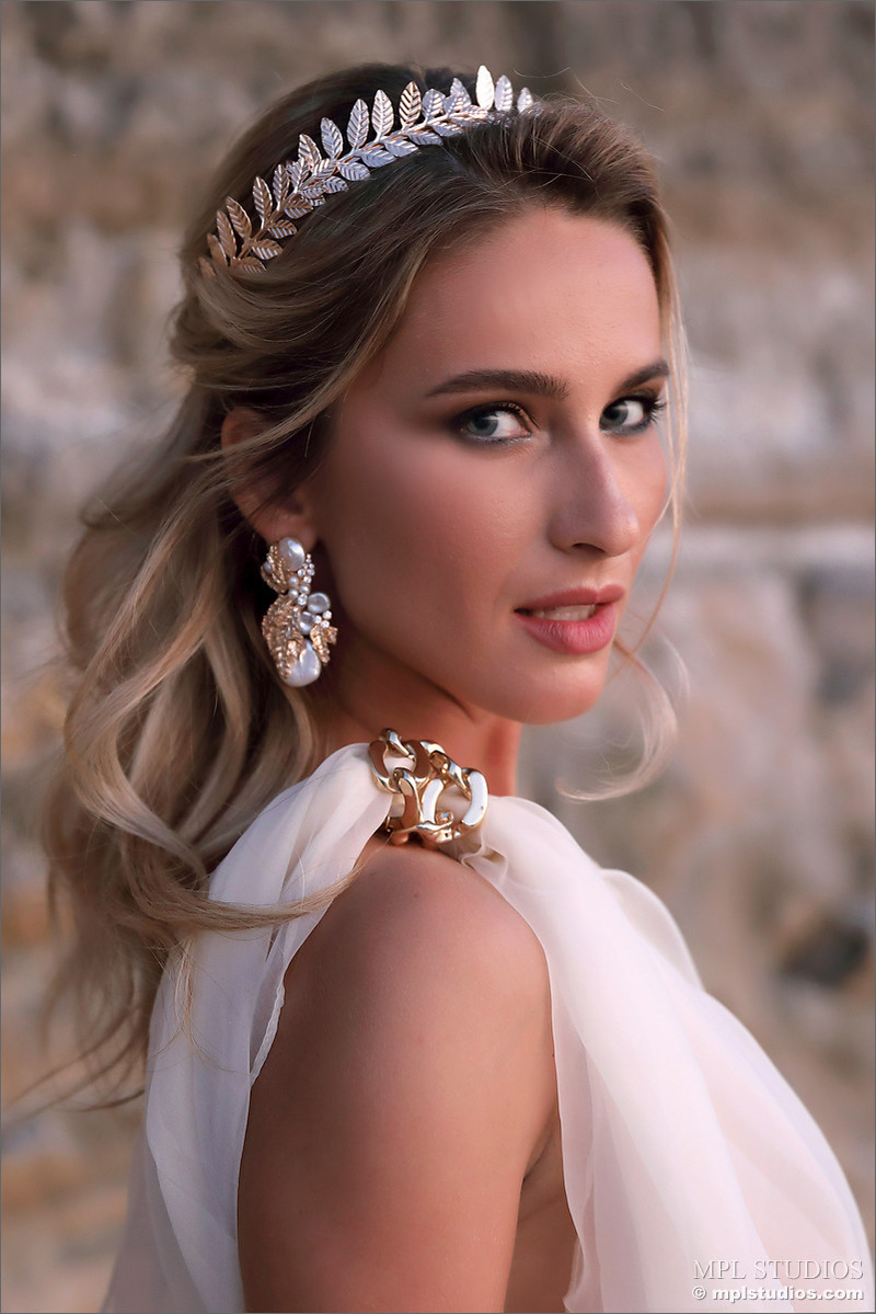 Cara Mell Posing As Aphrodite-08