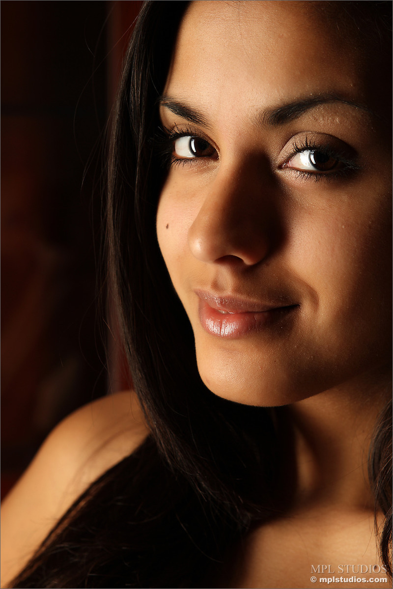 Beutiful Brunette Chick Wearing Sexy Stockings-01