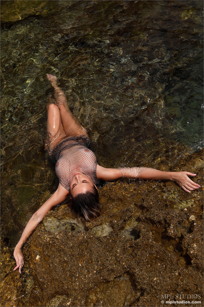Cara Mell Having Fun At The Sea-06
