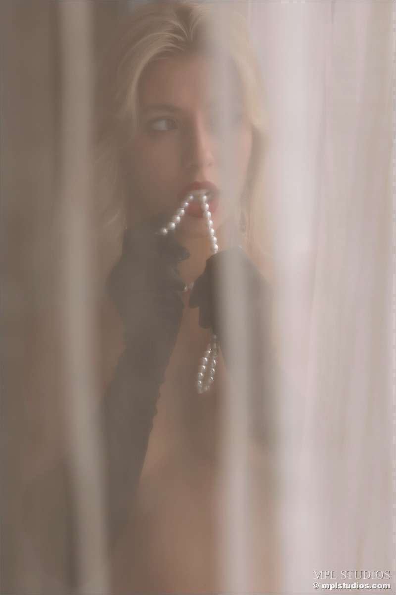 Avery Looking So Hot-00