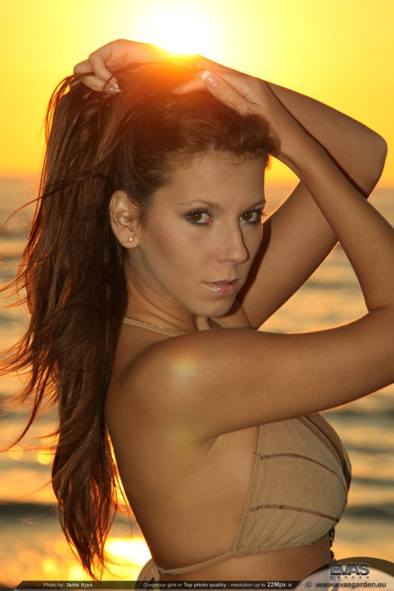 Sexy babes posing naked at the sunset-04