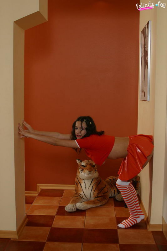Felicity Cheerleader-00