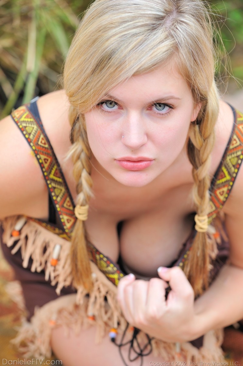 Danielle plays with her pussy outside-09