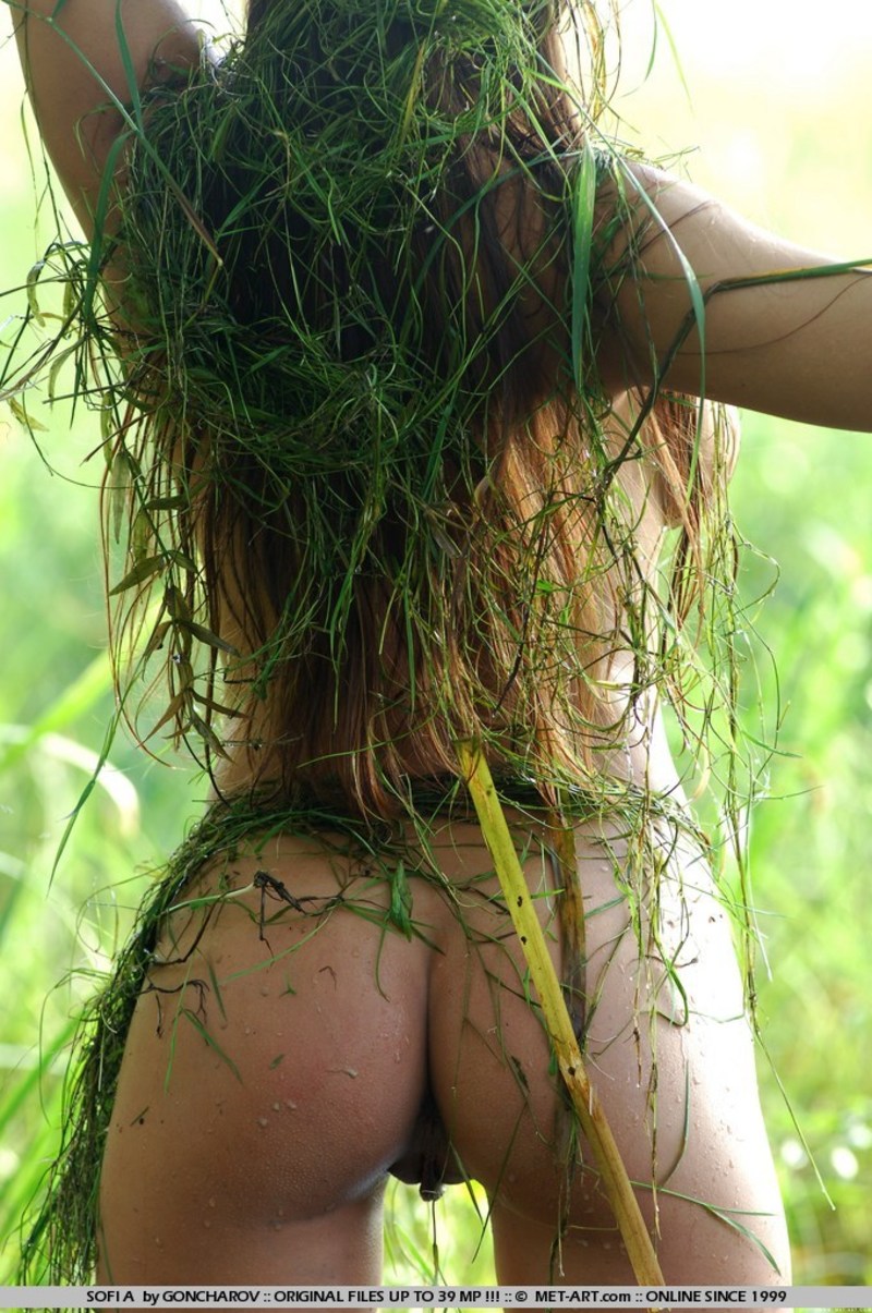 Big natural titted Sofi posing naked at the lake-13