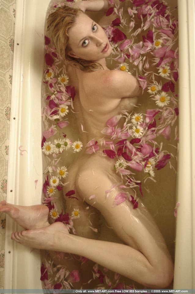 Narkiss In Bathroom-13