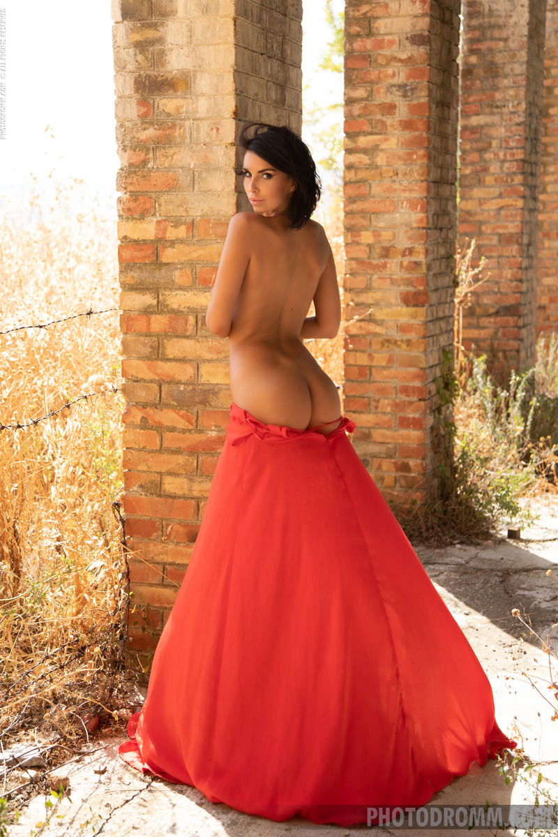 Giselle Shows Her Big Tits Outdoors-04