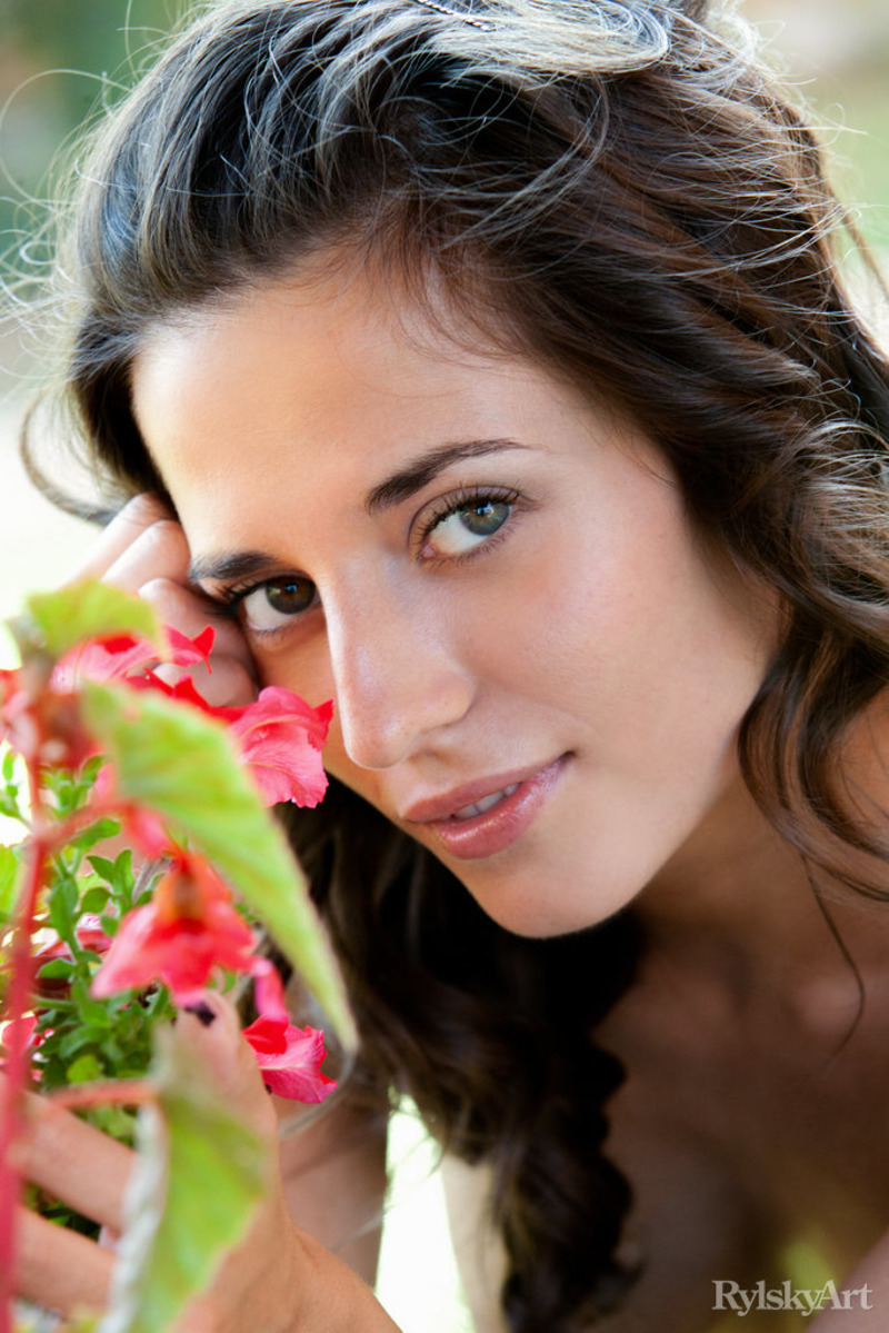 Irina Posing Naked In The Garden-04