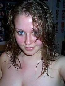 Sexy babe with big pair of succulent and natural tits