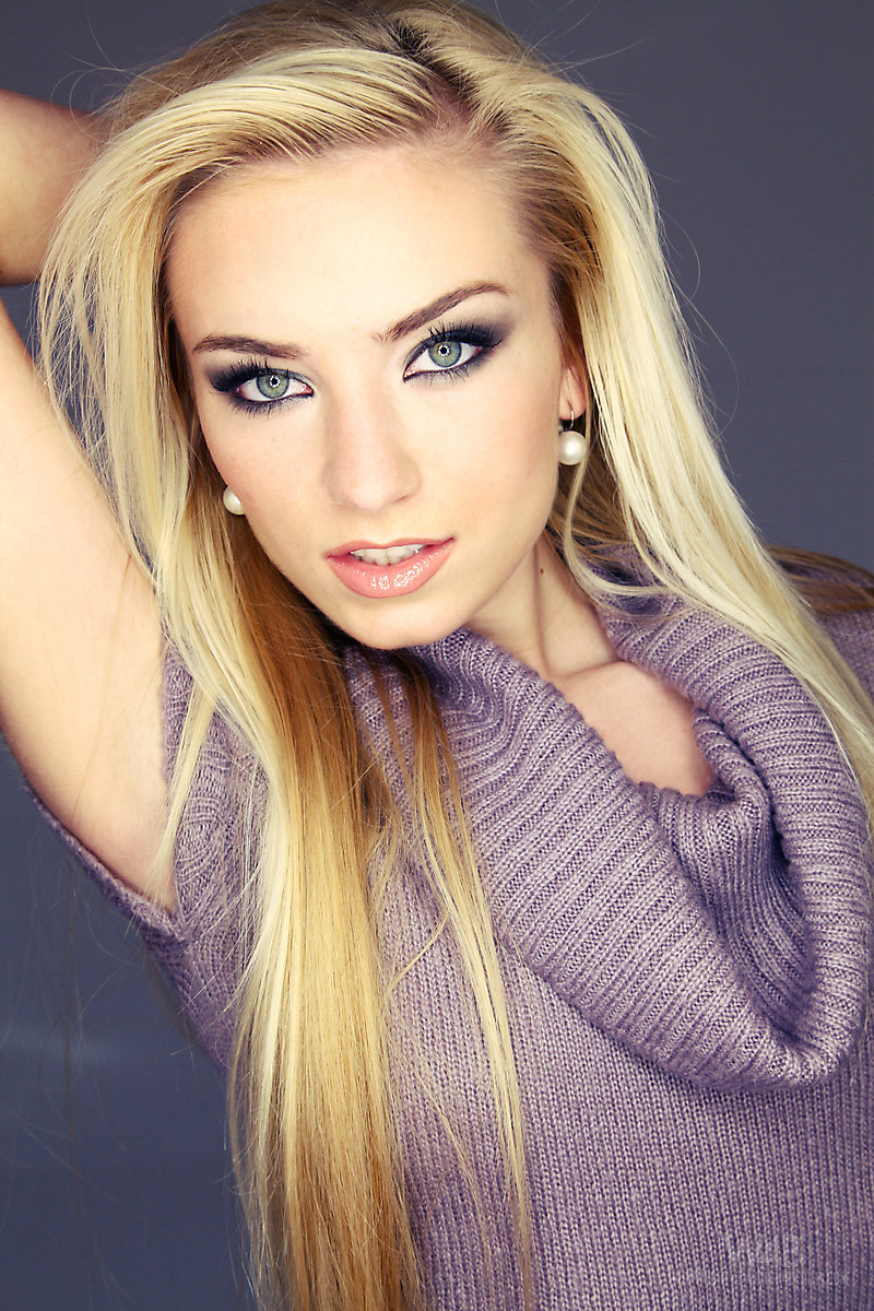 Naked blondie in casting-06