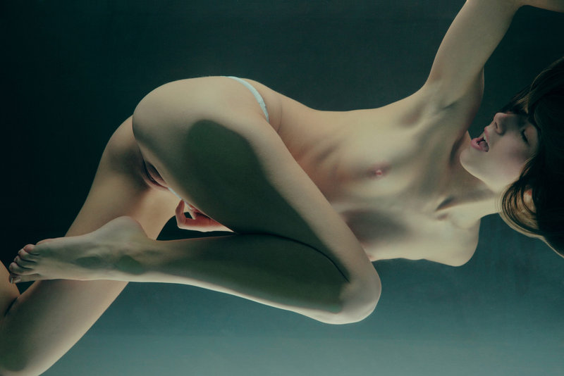 Naked girl in the aquarium-08
