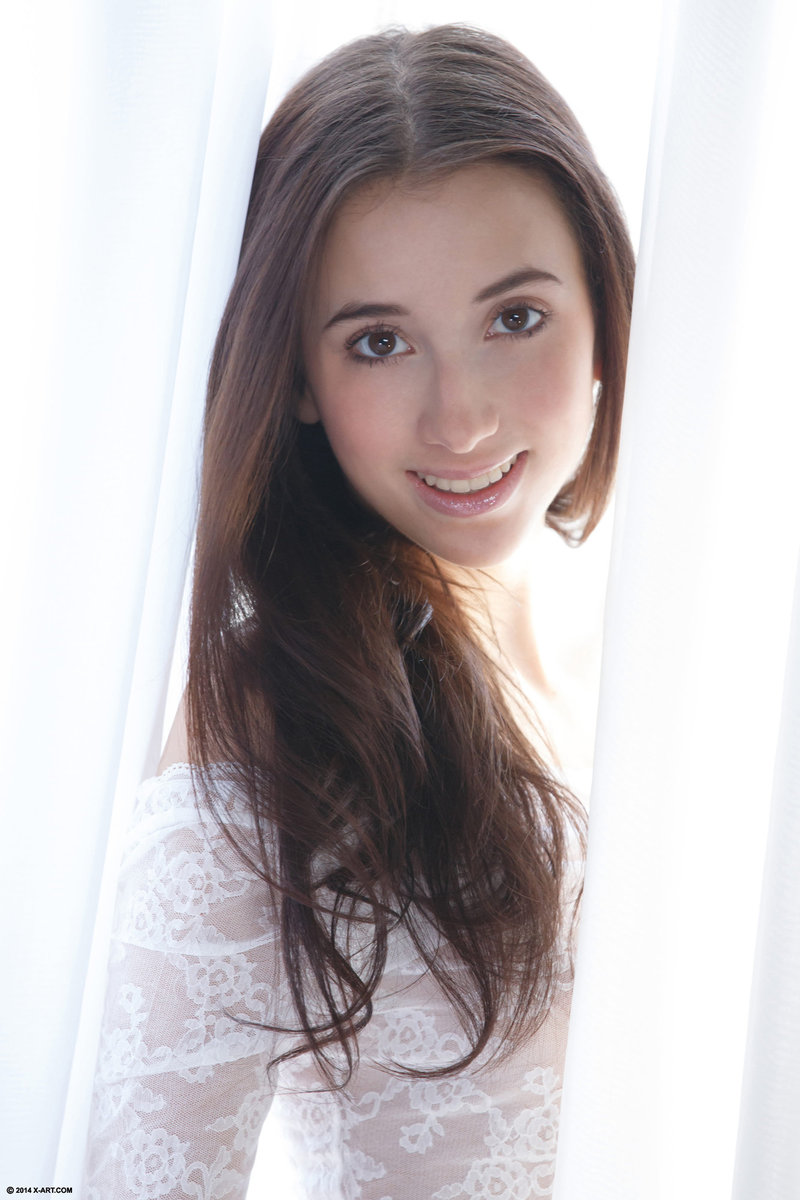 Lovely Teen Belle Gets Naked-01