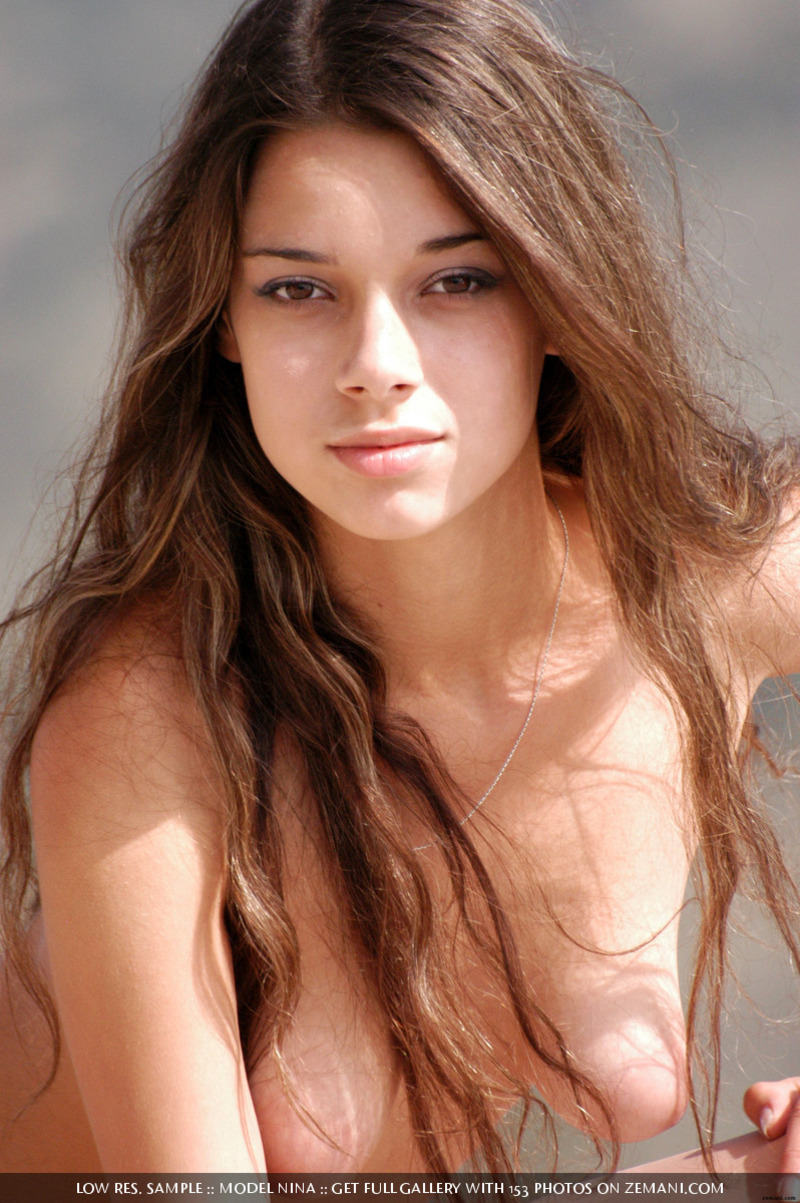 Sexy brunette enjoys outdoor nakednes-07